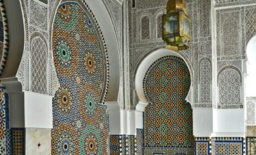 Beautiful Moroccan architecture showcasing detailed tile work and intricate patterns in Fès.
