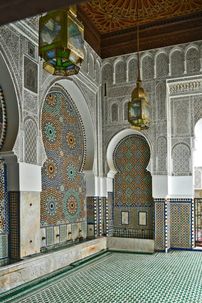 Beautiful Moroccan architecture showcasing detailed tile work and intricate patterns in Fès.